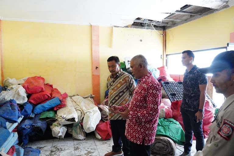 Penjabat (Pj) Bupati Garut, Barnas Adjidin, lakukan inspeksi terhadap ketersediaan dan kelayakan stok bantuan di Gudang Dinas Sosial Kabupaten Garut