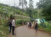 Truk Bermuatan Asbes Terguling dan Masuk Kebun Warga di Banjarwangi Garut