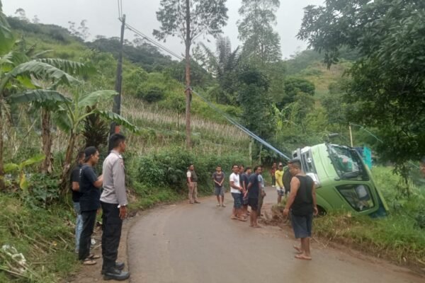Truk Bermuatan Asbes Terguling dan Masuk Kebun Warga di Banjarwangi Garut