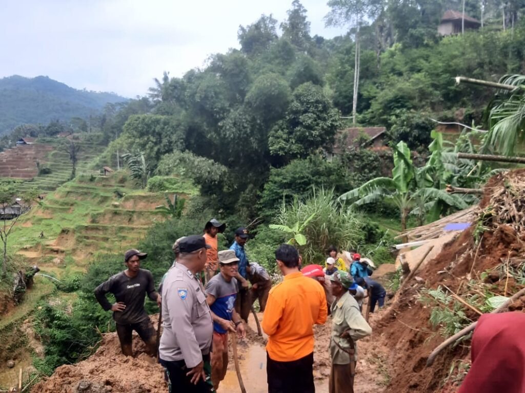 Polsek Cikajang Cek Lokasi Bencana Longsor