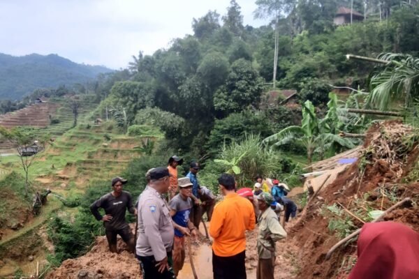 Polsek Cikajang Cek Lokasi Bencana Longsor