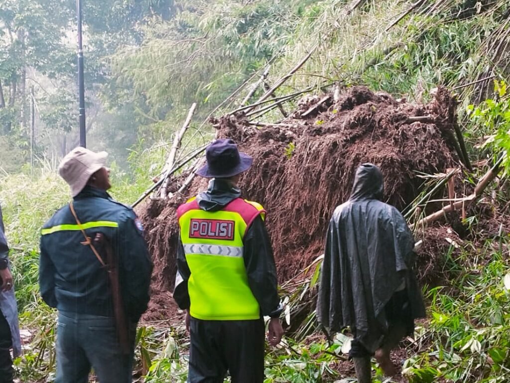 Jalan Tak Bisa Dilalui, Matrial Longsor Tutup Jalur Banjarwangi – Singajaya