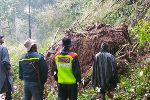 Jalan Tak Bisa Dilalui, Matrial Longsor Tutup Jalur Banjarwangi – Singajaya