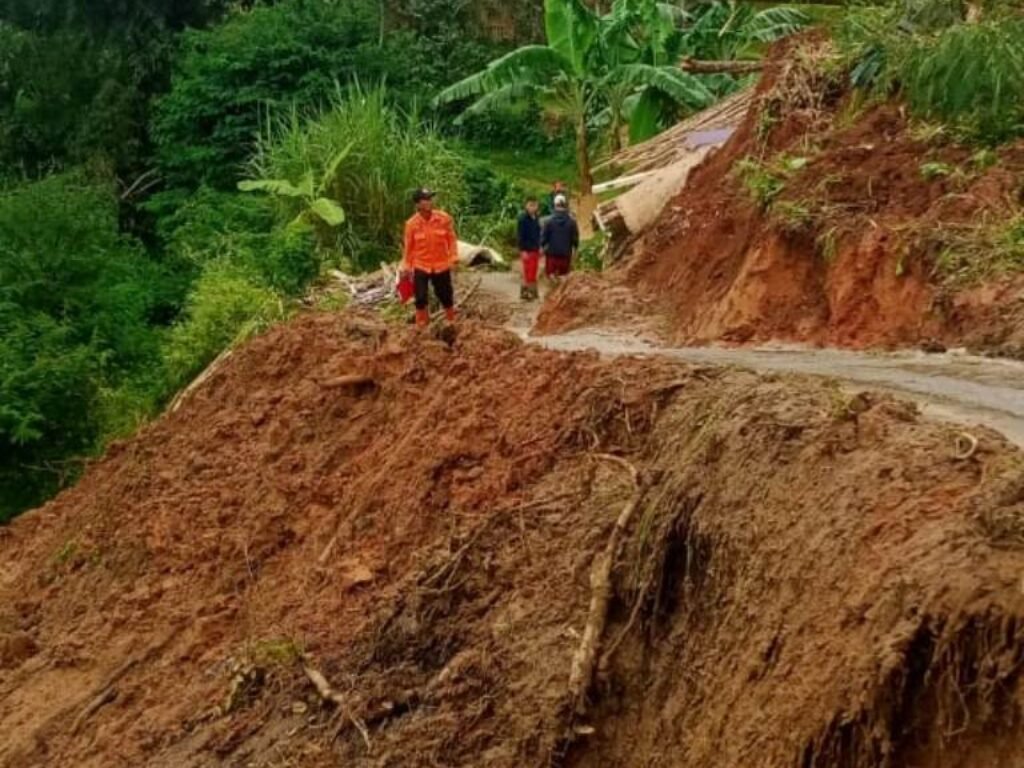 Sejumlah Daerah di Garut Diterjang Longsor dan Angin Puting Beliung