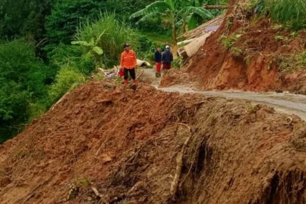 Sejumlah Daerah di Garut Diterjang Longsor dan Angin Puting Beliung