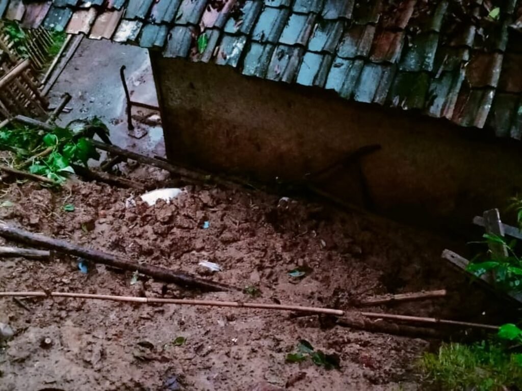 Dua Rumah Warga Terancam Tergerus Tanah dan Satu Rumah Terdampak Longsor di Banjarwangi
