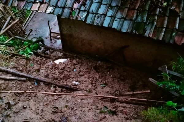 Dua Rumah Warga Terancam Tergerus Tanah dan Satu Rumah Terdampak Longsor di Banjarwangi