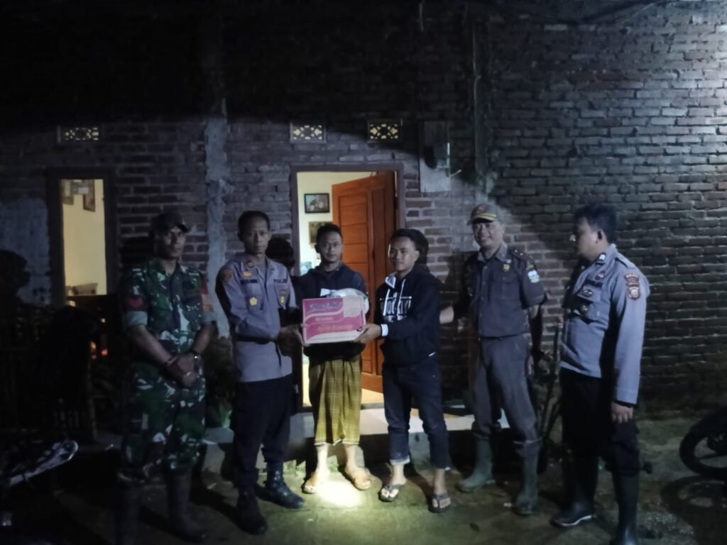 Polsek Cikajang Salurkan Bansos Kepada Korban Terdampak Bencana Alam Longsor