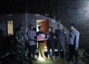 Polsek Cikajang Salurkan Bansos Kepada Korban Terdampak Bencana Alam Longsor