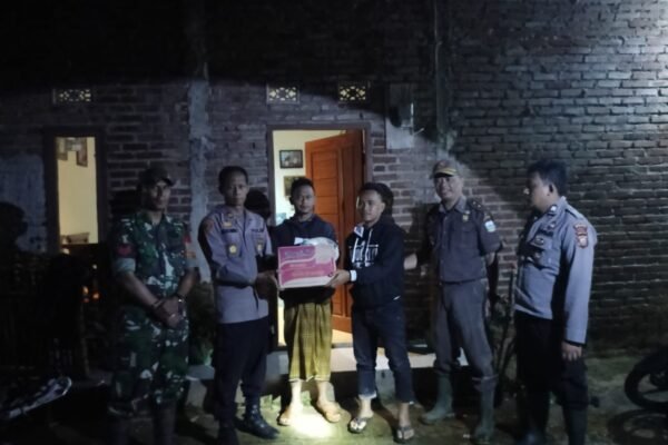 Polsek Cikajang Salurkan Bansos Kepada Korban Terdampak Bencana Alam Longsor