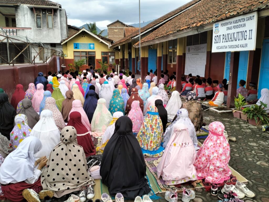 Kunjungan Da’i Kamtibmas Polri Polres Garut Dalam Peringatan Isro Mi’raj di SDN 2 Pananjung