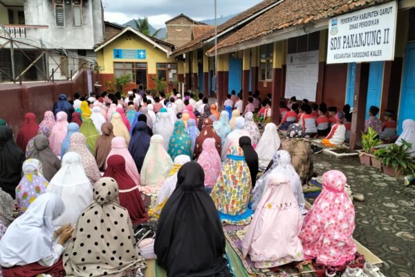Kunjungan Da’i Kamtibmas Polri Polres Garut Dalam Peringatan Isro Mi’raj di SDN 2 Pananjung