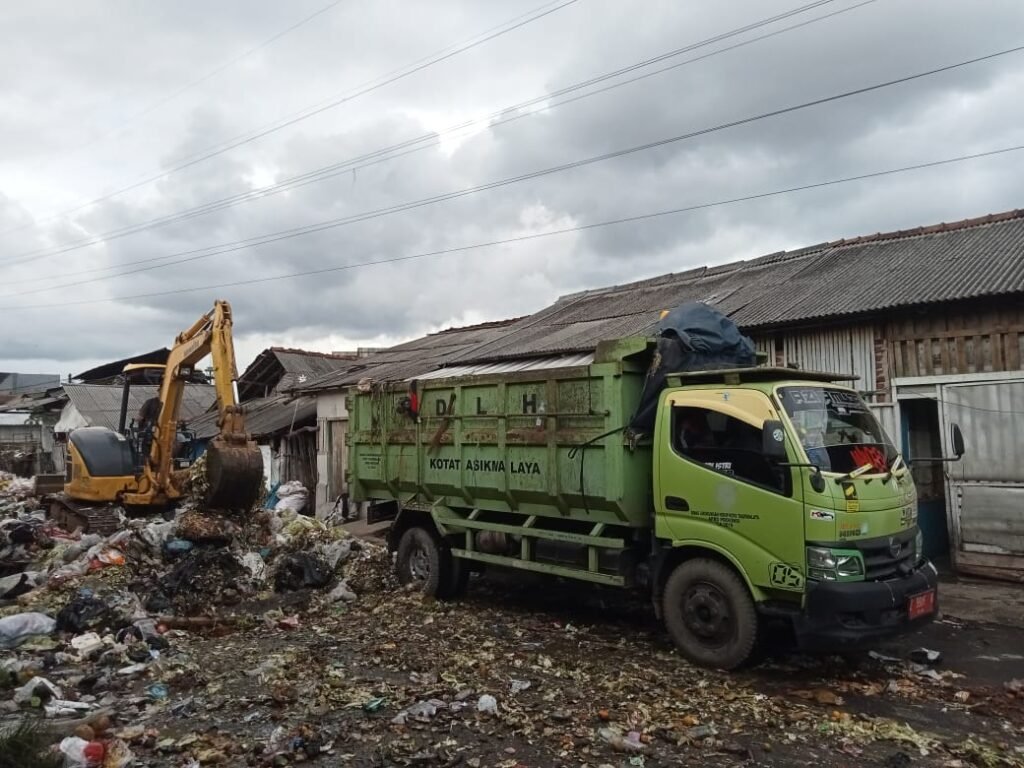 Dinas LH Evakuasi Tumpukan Sampah Berserakan di Pasar Cikurubuk Tasikmalaya
