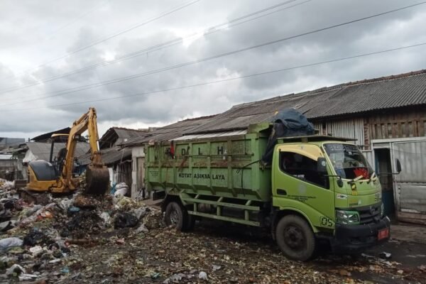 Dinas LH Evakuasi Tumpukan Sampah Berserakan di Pasar Cikurubuk Tasikmalaya