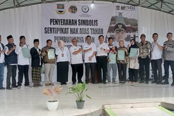 Melalui SEHATKAN, Pemerintah KBB Serahkan 228 Sertifikat Kepada Para Pelaku Budidaya Ikan