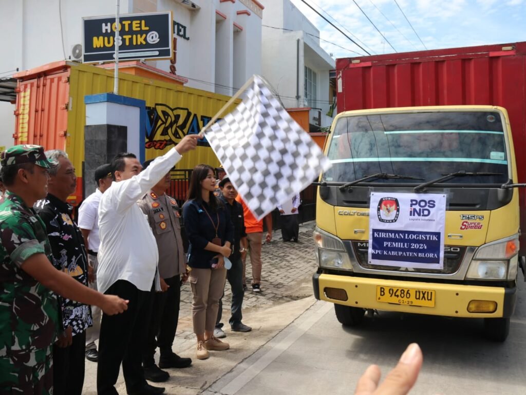 KPU Blora Distribusikan Logistik Pemilu 2024 ke PPK dengan Pengawalan Ketat Polisi
