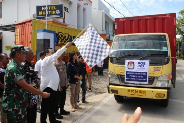 KPU Blora Distribusikan Logistik Pemilu 2024 ke PPK dengan Pengawalan Ketat Polisi