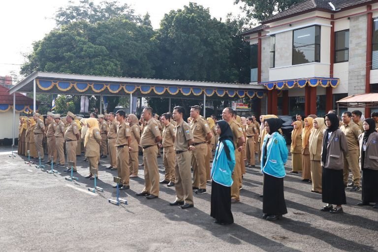 Sekretaris Daerah (Sekda) Garut, Nurdin Yana, memimpin apel pagi di Kantor Dinas Pendidikan Kabupaten Garut