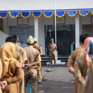Sekretaris Daerah (Sekda) Garut, Nurdin Yana, memimpin apel pagi di Kantor Dinas Pendidikan Kabupaten Garut.