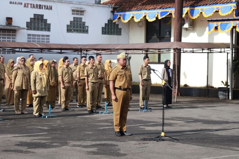 Sekretaris Daerah (Sekda) Garut, Nurdin Yana, memimpin apel pagi di Kantor Dinas Pendidikan Kabupaten Garut