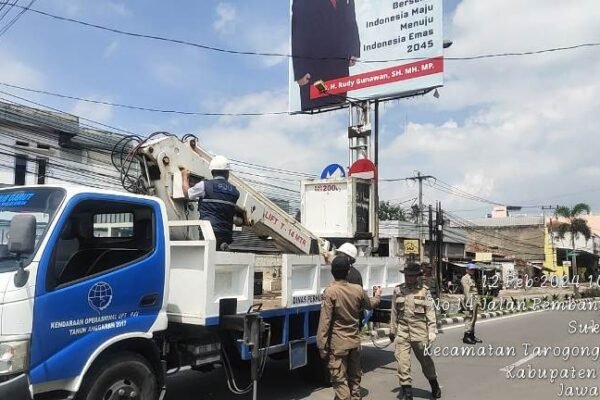 Masa Tenang, Petugas Gabungan Gencar Tertibkan APK Dibeberapa Jalan Protokol di Garut