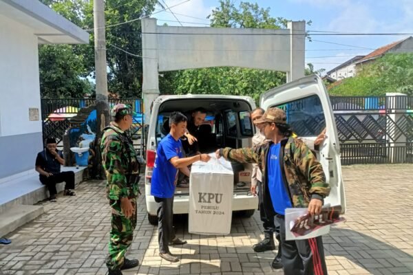 Ops Mantap Brata, Polsek Limbangan Kawal Distribusi Logistik Pemilu 2024