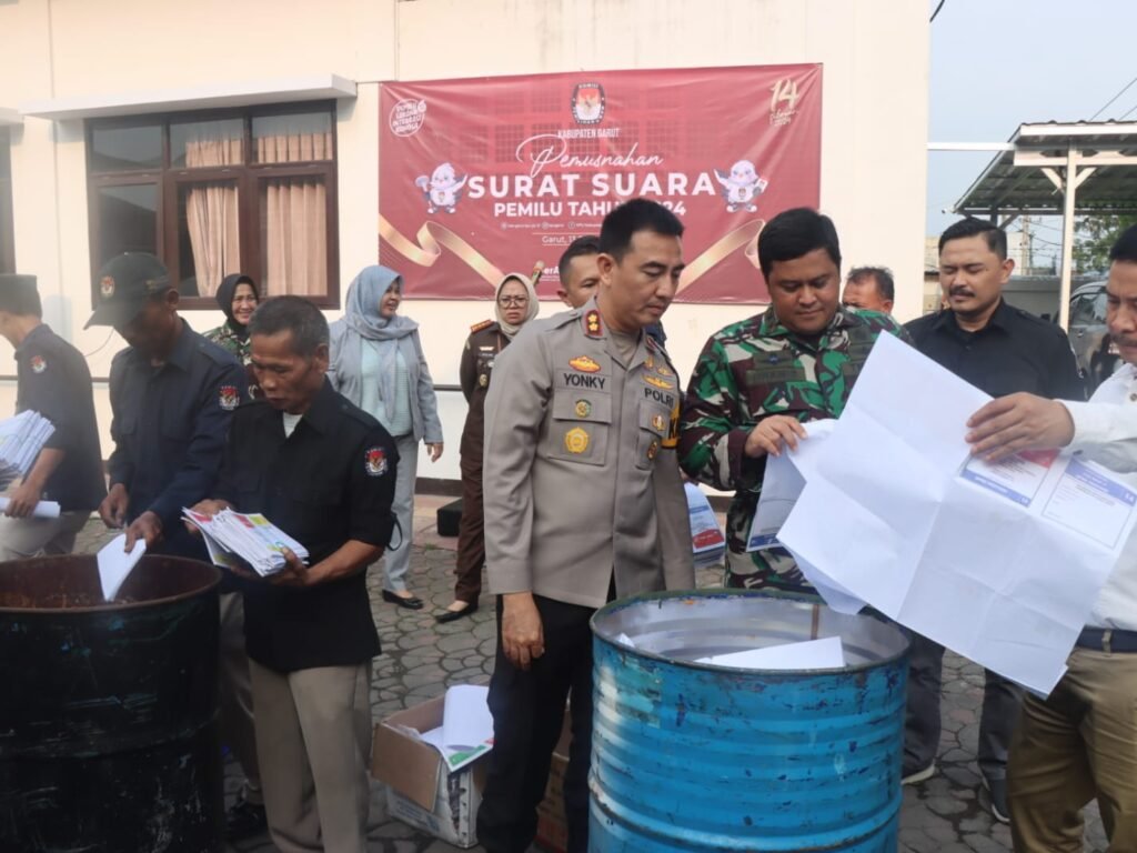 Bersama KPU, Kapolres Garut dan Forkopimda Musnahkan Ribuan Surat Suara Rusak