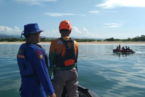 Berniat Selamatkan Kawan, Seorang Wisatawan Terseret Ombak Di Pantai Karangpapak