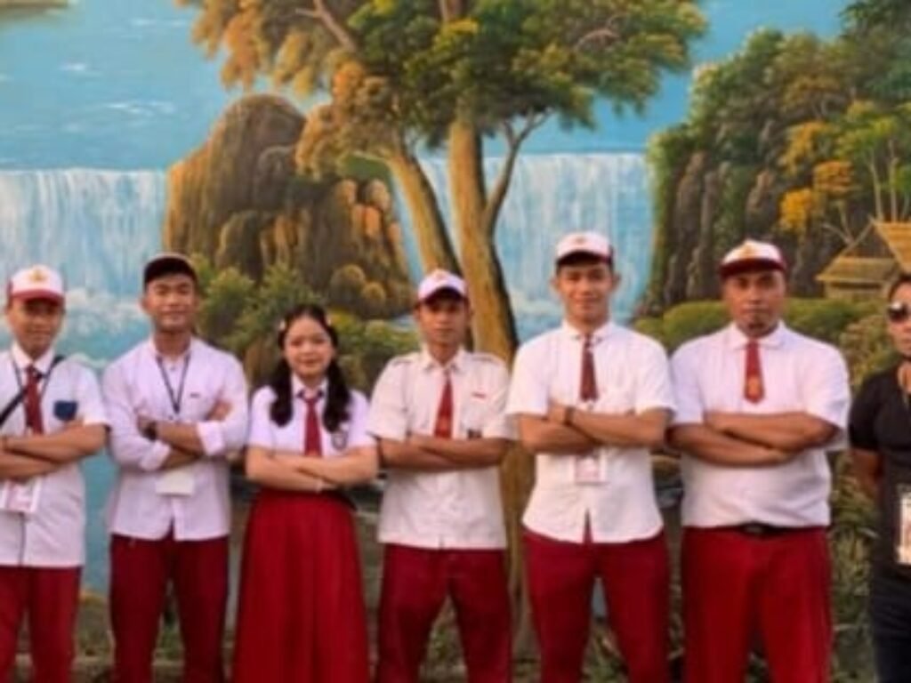 Petugas TPS di Lombok Pakai Seragam SD