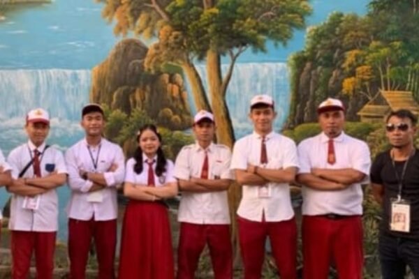 Petugas TPS di Lombok Pakai Seragam SD