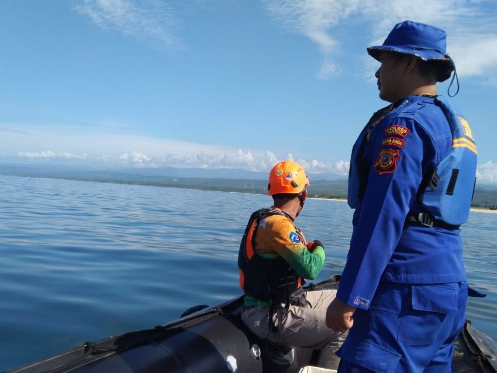 Satpolairud Polres Garut Bersama Tim Sar Lakukan Pencarian Korban Terseret Ombak Pantai Karangpapak