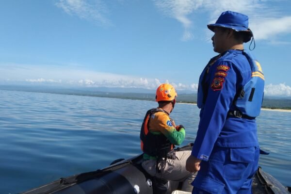 Satpolairud Polres Garut Bersama Tim Sar Lakukan Pencarian Korban Terseret Ombak Pantai Karangpapak