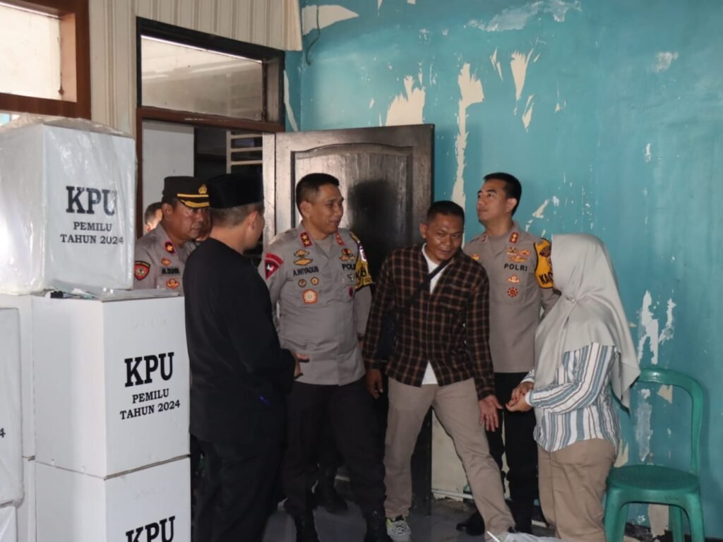 Kapolda Jabar Kunjungi Kantor Desa Cilawu Garut