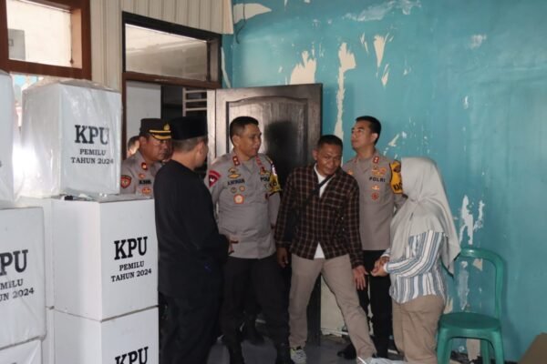 Kapolda Jabar Kunjungi Kantor Desa Cilawu Garut