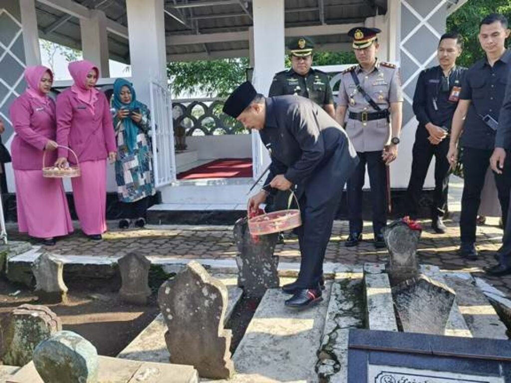 Peringati HJG Ke-211, Pj Bupati Ziarah Ke Makam Bupati Garut Pertama