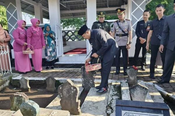 Peringati HJG Ke-211, Pj Bupati Ziarah Ke Makam Bupati Garut Pertama