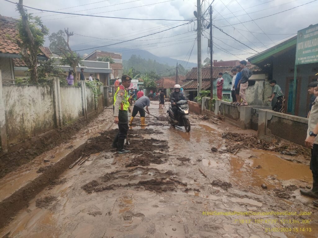 Ngeri! Air Dan Lumpur Tumpah Ke Jalan di Kampung Cibojong