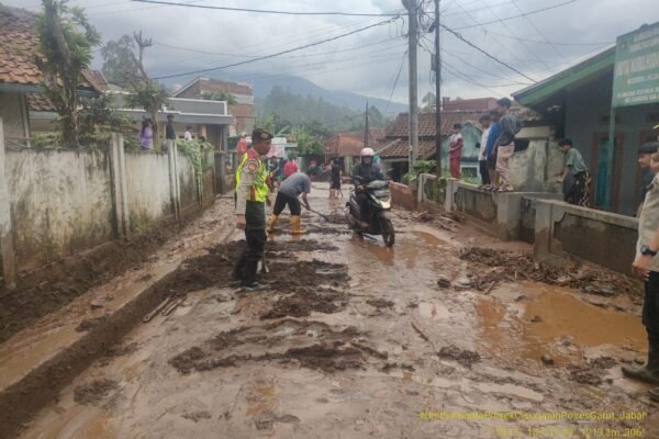 Ngeri! Air Dan Lumpur Tumpah Ke Jalan di Kampung Cibojong