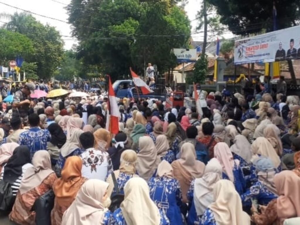 Pecah! Ribuan Guru Honorer di Garut Unjuk Rasa di Depan Gedung DPRD Tuntut Ini…