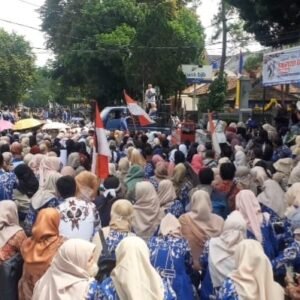 Ribuan Guru Honorer di Garut Unjuk Rasa di Depan Gedung DPRD