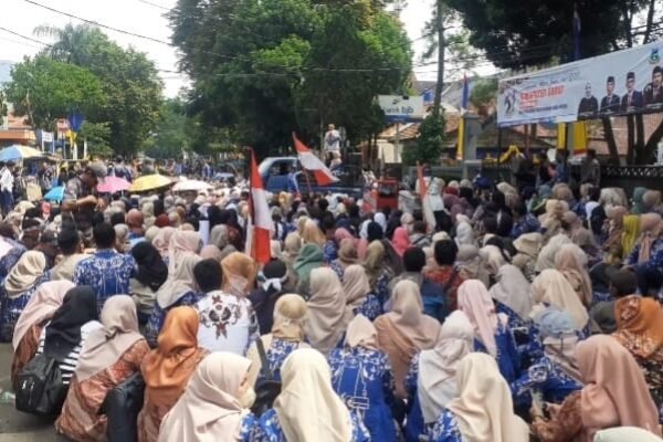 Pecah! Ribuan Guru Honorer di Garut Unjuk Rasa di Depan Gedung DPRD Tuntut Ini…