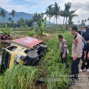 Truk Terperosok Ke Sawah di Jalan Ibrahim Aji Garut