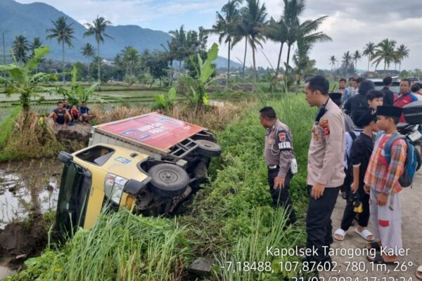 Truk Terperosok Ke Sawah di Jalan Ibrahim Aji Garut