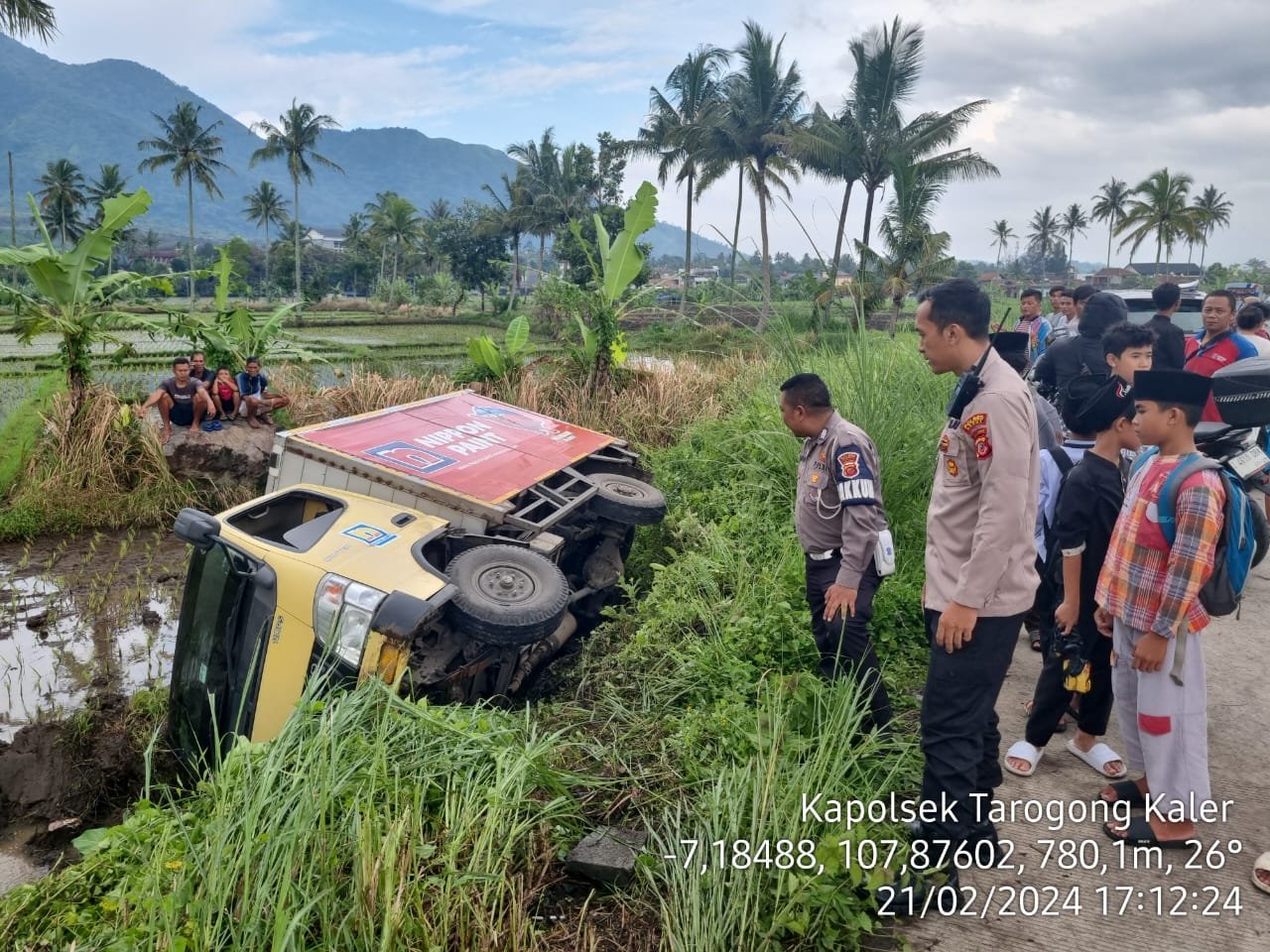 Truk Terperosok Ke Sawah di Jalan Ibrahim Aji Garut