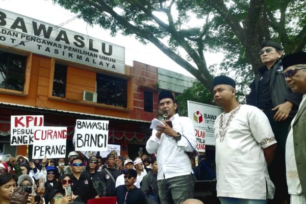 Gerakan Rakyat Geruduk Bawaslu Adukan Dugaan Politik Uang Tusuk Sate Dan Tolak Pemilu Curang