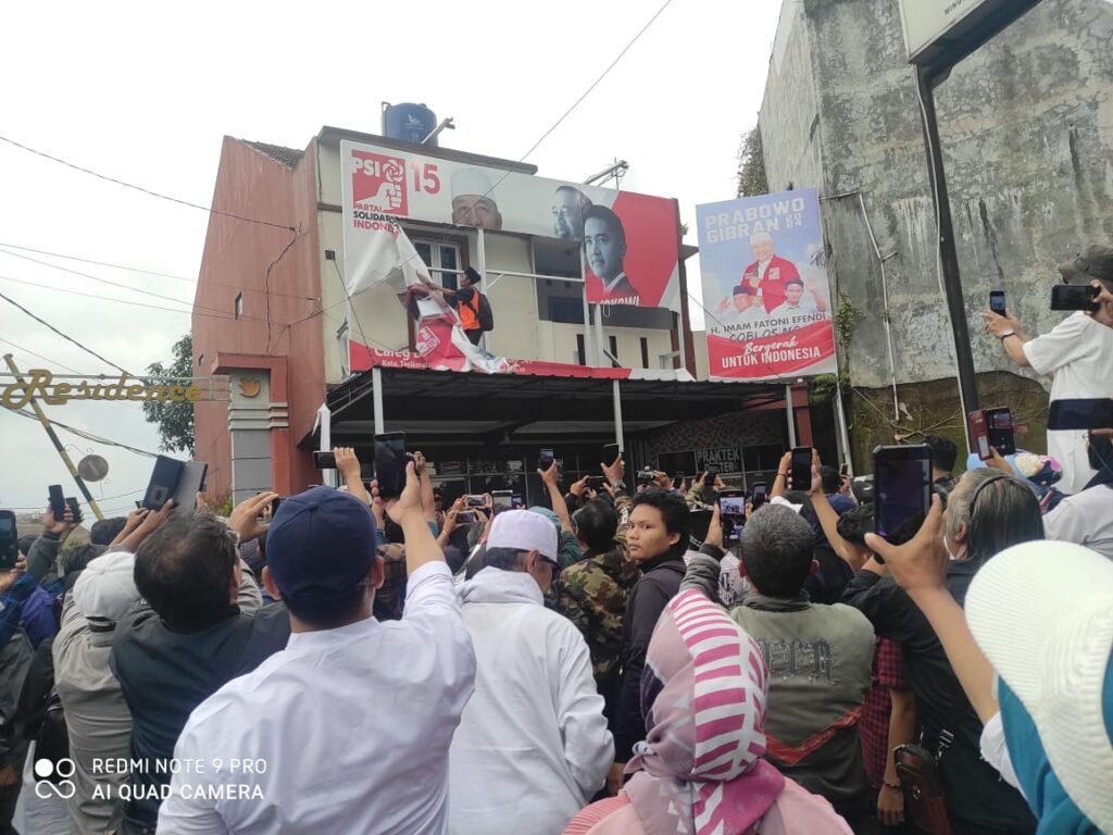 Ketua Bawaslu Kota Tasik Tidak Tahu Aturan?, Baligho PSI Akhirnya Diturunkan