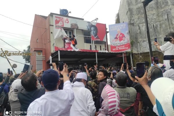 Ketua Bawaslu Kota Tasik Tidak Tahu Aturan?, Baligho PSI Akhirnya Diturunkan