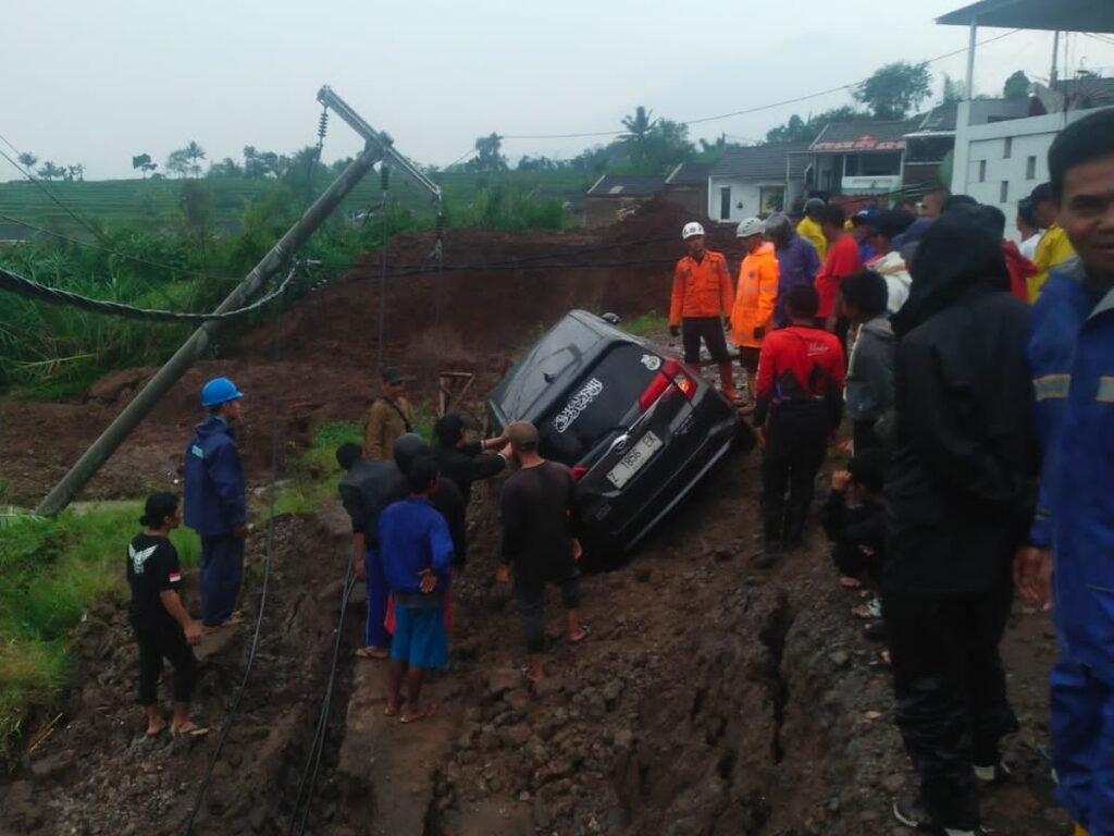 Longsor di Desa Mekargalih, Satu Unit Mobil Terjebak Dan Ratusan Tumbak Sawah Rusak