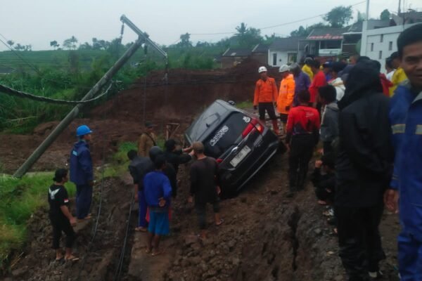 Longsor di Desa Mekargalih, Satu Unit Mobil Terjebak Dan Ratusan Tumbak Sawah Rusak