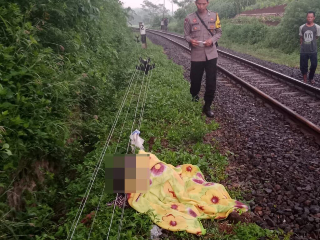 Seorang Lansia di Cibatu Tewas Terserempet Kereta Api Jurusan Malabar